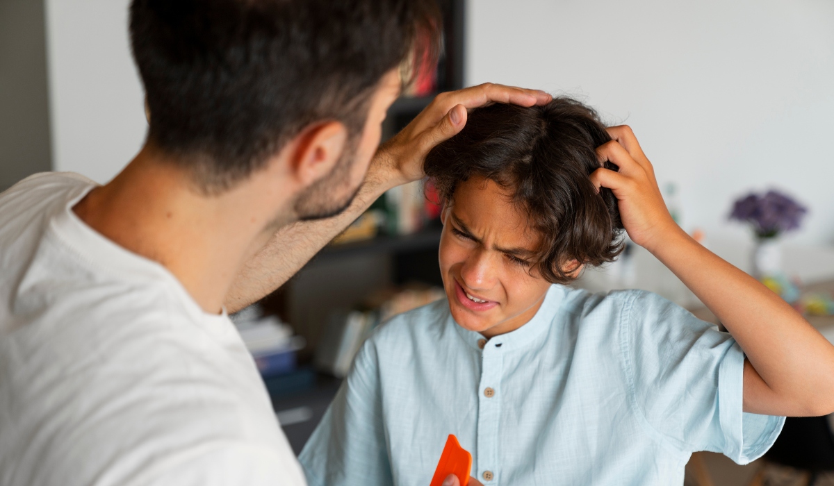Lice specialist helping child in Seattle