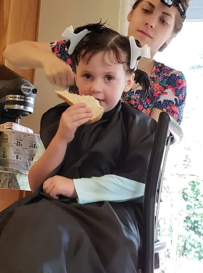 In home head lice treatment on a child